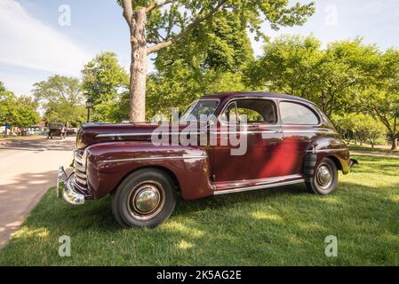 DEARBORN, MI/USA - 18 GIUGNO 2016: Un'auto Super Deluxe Ford del 1946 al Motor Muster show di Henry Ford (THF), Greenfield Village, vicino a Detroit. Foto Stock