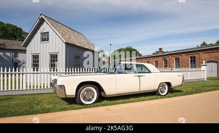 DEARBORN, MI/USA - 18 GIUGNO 2016: Un'auto Lincoln Continental 1962 al Motor Muster show di Henry Ford (THF), Greenfield Village, vicino a Detroit. Foto Stock