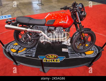 Cleveland, OH, USA - 29 gennaio 2016: Una moto personalizzata Moto Guzzi V7 Scrambler di Phil Waters, Ultimate Builder Custom Bike Show. Foto Stock