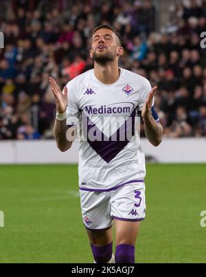 Edimburgo, Regno Unito. 06th Ott 2022. Europa Conference League - cuore del Midlothian FC / Fiorentina 06/10/2022. Hearts ospita la Fiorentina nell'Europa Conference League al Tynecastle Park, Edimburgo, Midlothian, Regno Unito. Mostra: Difensore Fiorentina, Cristiano Biraghi. Credit: Ian Jacobs/Alamy Live News Foto Stock