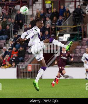 Edimburgo, Regno Unito. 06th Ott 2022. Europa Conference League - cuore del Midlothian FC / Fiorentina 06/10/2022. Hearts ospita la Fiorentina nell'Europa Conference League al Tynecastle Park, Edimburgo, Midlothian, Regno Unito. PIC mostra: Un alto volo Cristian Kouam. Credit: Ian Jacobs/Alamy Live News Foto Stock