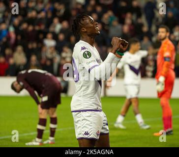 Edimburgo, Regno Unito. 06th Ott 2022. Europa Conference League - cuore del Midlothian FC / Fiorentina 06/10/2022. Hearts ospita la Fiorentina nell'Europa Conference League al Tynecastle Park, Edimburgo, Midlothian, Regno Unito. PIC mostra: Cristian Kouamé, l'attaccante ivoriano di Fiorentina, festeggia dopo che Luka Jović, attaccante serbo, segna il 3rd° gol del visitatore della partita in 79th minuto. Credit: Ian Jacobs/Alamy Live News Foto Stock