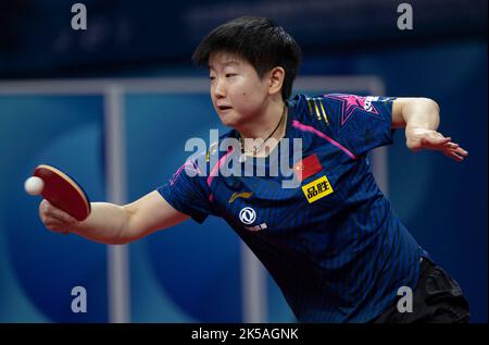 CHENGDU, CINA - 7 OTTOBRE 2022 - Sun Yingsha della Cina compete contro Chen Szu-Yu del Taipei cinese durante la partita femminile tra Cina e Chin Foto Stock