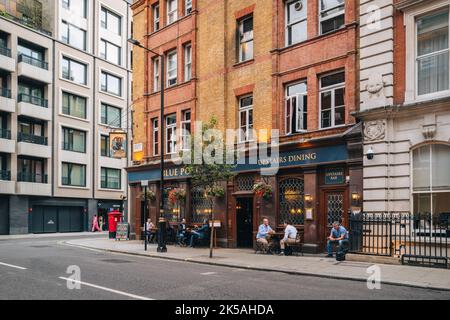 Londra, Regno Unito - 1 settembre 2022: Persone ai tavoli all'aperto del pub Blue Posts su Newman Street a Fitzrovia, zona diversa del centro di Londra dotte Foto Stock