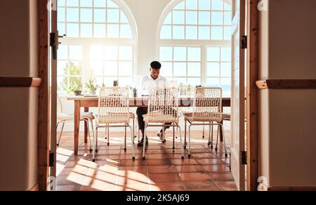 Lavoro, uomo e solo alla scrivania per conferenze con notebook in attesa di una riunione in un ufficio soleggiato. Preparazione professionale dei lavoratori africani a vuoto Foto Stock