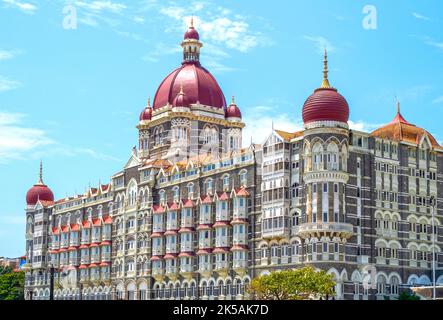 Facciata dell'hotel Taj Mahal Palace nel quartiere di Colaba, Mumbai, India Foto Stock
