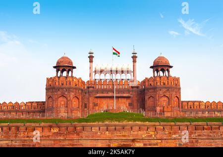 Vista del Forte Rosso, la porta di Lahori durante la soleggiata giornata estiva a Nuova Delhi, India Foto Stock