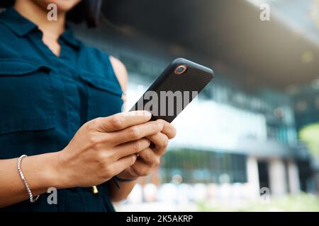Rete web telefonica, mani e donne o navigazione nelle comunicazioni sui social media. Giovane donna nera che invia e-mail, leggendo notizie online e inviando SMS Foto Stock