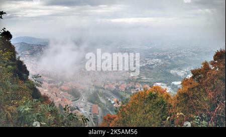 Blick von Berg auf die Stad San Marino der Nebel lichtet sich Foto Stock