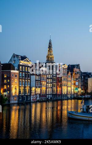 Dancing Houses Damrak chiesa Amsterdam durante la notte Olanda Olanda Foto Stock