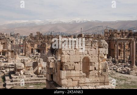 Forecourt, Heliopolis, resti romani, Baalbek, Libano, Medio Oriente. Catena montuosa anti-Libano, innevata sullo sfondo. Foto Stock