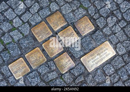 Berlino, Germania - 23 giugno 2022: Stolpersteins, o blocchi inciampanti, memoriali sui marciapiedi per le vittime dell'oppressione nazista, inscritto con il nome Foto Stock