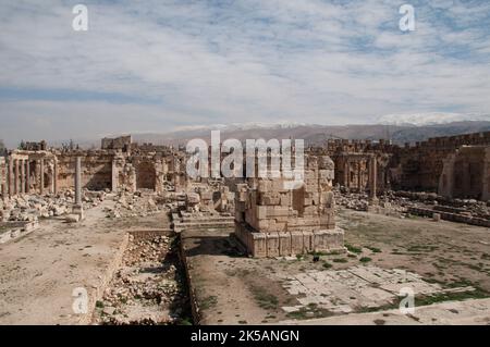 Piazzale, Heliopolis, resti romani, Baalbek, Libano, Medio Oriente. Montagne innevate (catena montuosa Anti-Lebanon) sullo sfondo. Foto Stock