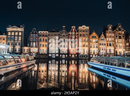 Dancing Houses Damrak Amsterdam durante la notte Olanda Olanda Foto Stock