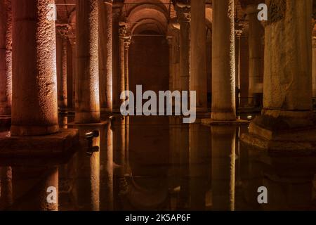 Yerebatan Saray - Basilica Cistern a Istanbul, è una delle attrazioni turistiche preferite a Istanbul. Il rumore e la grana includono. Foto Stock