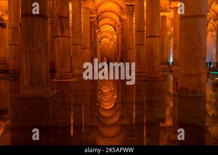 Yerebatan Sarayi-Basilica Cistern è una delle attrazioni turistiche preferite in Istanbul.Noise e grano includono. Statua della mano a fuoco selettivo. Foto Stock