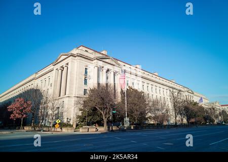 Il Dipartimento di Giustizia degli Stati Uniti Robert F. Kennedy Building in un giorno d'inverno dall'intersezione di Constitution Avenue NW e 10th Street NW Foto Stock