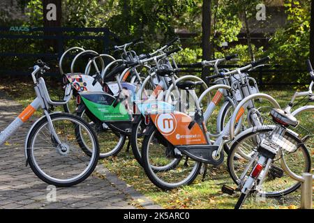 Accanto alla Jahrhunderthalle nel Westpark, sul sito dell'ex acciaieria Krupp di Bochum, sono disponibili biciclette a noleggio. Foto Stock