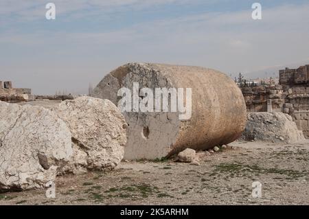 Colonna caduta nella Corte Grande, Heliopolis, resti romani, Baalbek, Libano, Medio Oriente Foto Stock