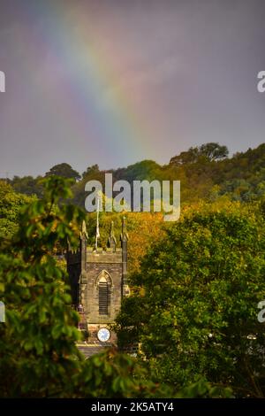 Arcobaleno sopra la chiesa di San Giacomo Grande, Hebden Bridge Foto Stock