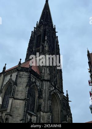 Un tiro verticale ad angolo basso del tempio della Chiesa di San Lamberto a Munster, Germania Foto Stock