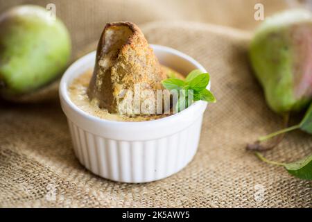 pera cotta in pasta cagliata in ceramica piccola, su tela Foto Stock