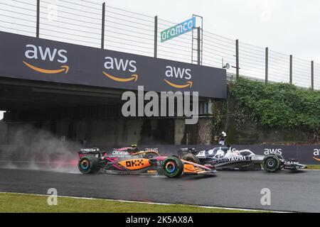 Suzuka, Giappone. 7th Ott 2022. Il pilota britannico della McLaren, Lando Norris (L), e il pilota francese della AlphaTauri, Pierre Gasly, si sfidano durante la seconda sessione di prove libere del Gran Premio del Giappone di Formula uno, svoltasi sul circuito di Suzuka a Suzuka City, in Giappone, il 7 ottobre 2022. Credit: Zhang Xiaoyu/Xinhua/Alamy Live News Foto Stock