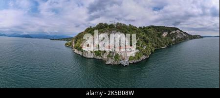 Vista sul monastero di Santa Caterina del Sasso sul lago maggiore in Italia Foto Stock