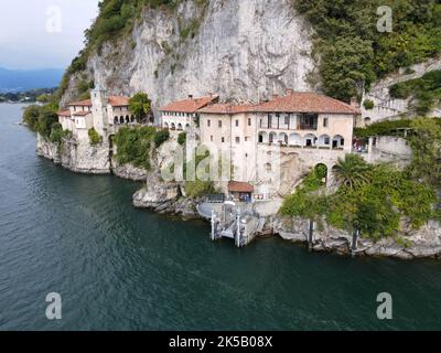 Vista sul monastero di Santa Caterina del Sasso sul lago maggiore in Italia Foto Stock