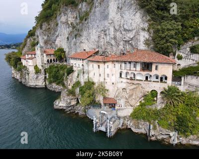 Vista sul monastero di Santa Caterina del Sasso sul lago maggiore in Italia Foto Stock