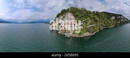 Vista sul monastero di Santa Caterina del Sasso sul lago maggiore in Italia Foto Stock