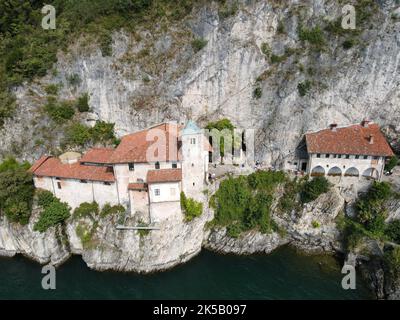 Vista sul monastero di Santa Caterina del Sasso sul lago maggiore in Italia Foto Stock