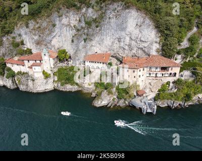 Vista sul monastero di Santa Caterina del Sasso sul lago maggiore in Italia Foto Stock