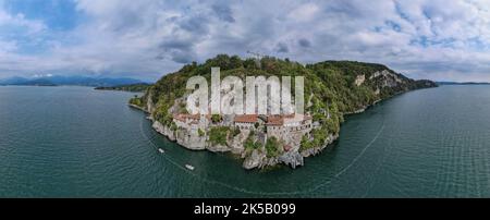 Vista sul monastero di Santa Caterina del Sasso sul lago maggiore in Italia Foto Stock