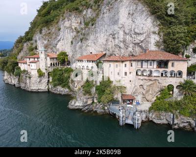 Vista sul monastero di Santa Caterina del Sasso sul lago maggiore in Italia Foto Stock