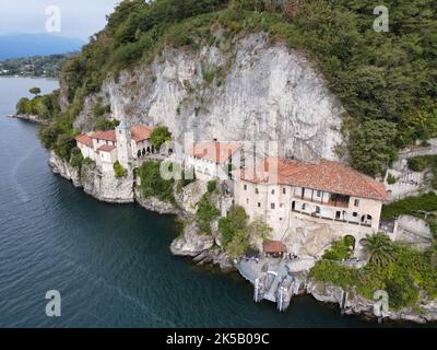 Vista sul monastero di Santa Caterina del Sasso sul lago maggiore in Italia Foto Stock