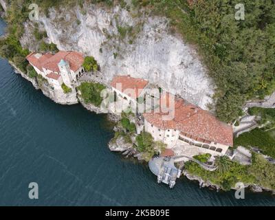 Vista sul monastero di Santa Caterina del Sasso sul lago maggiore in Italia Foto Stock