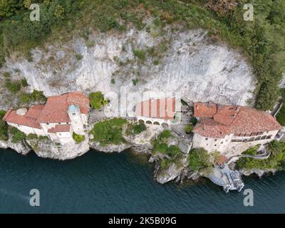 Vista sul monastero di Santa Caterina del Sasso sul lago maggiore in Italia Foto Stock