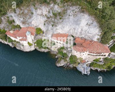 Vista sul monastero di Santa Caterina del Sasso sul lago maggiore in Italia Foto Stock