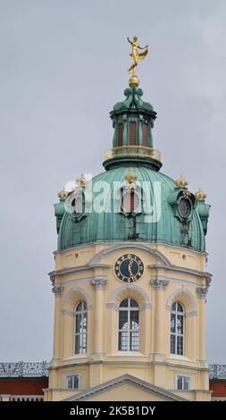 Una foto verticale della cupola del Palazzo di Charlottenburg a Berlino, in Germania Foto Stock