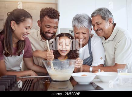 Cottura, famiglia e ragazza in cucina per torte con ingredienti e cibo in una ciotola con nonni e genitori in casa loro. Madre, padre e. Foto Stock