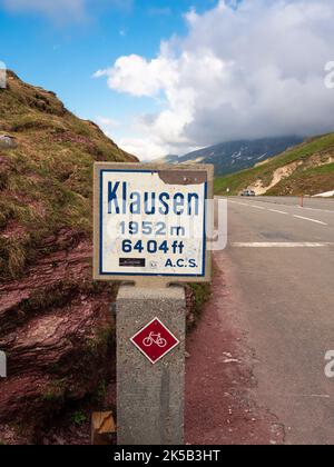 Klausenpass, Svizzera - 2 giugno 2022: Il Passo di Klausen - 1948 m - è un passaggio nel cantone svizzero di Uri. Il passo porta da Altdorf Throug Foto Stock