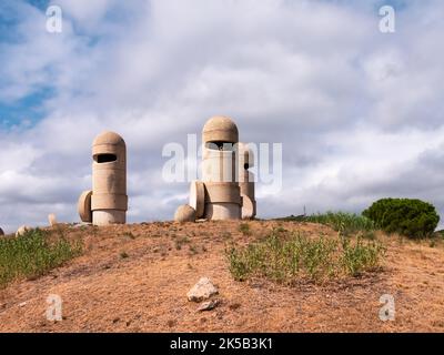 Narbonne, Francia - 12 settembre 2022: I Cavalieri catari sono una scultura monumentale in cemento, creata da Jacques Tissinier e installata nel 1980 lungo la T Foto Stock