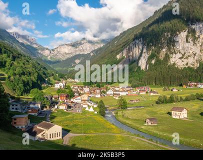 Unterschachen è un paese situato sotto il passo di Klausenpass, nel cantone di Uri, in Svizzera Foto Stock