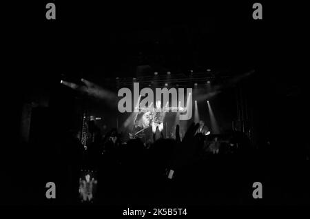 Cantante e band scamosciato sul palco presso la sala da ballo elettrica di Camden, Londra, Regno Unito, 2022-10-05, Suonare il loro album di Autofiction. Foto Stock