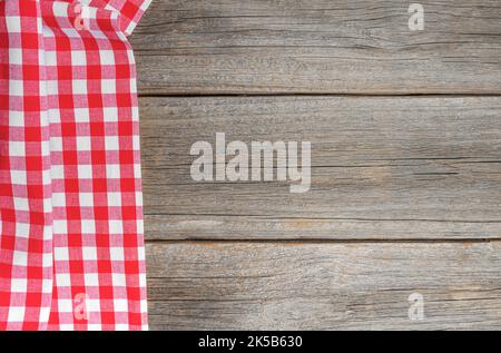 Tovaglia a scacchi su fondo in legno. Foto Stock
