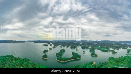 Un'immagine panoramica dell'area del Lago Qiandao Center in Cina Foto Stock