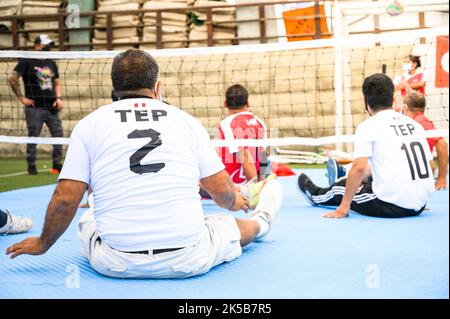 Un gioco di pallavolo seduta, persone irriconoscibili Foto Stock