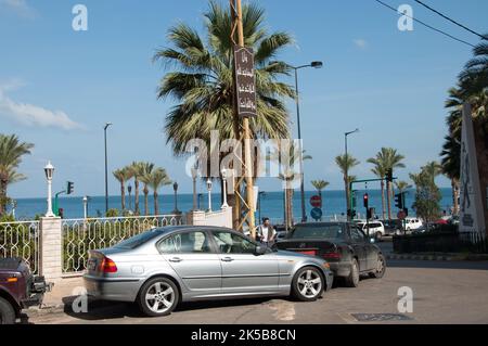 Corniche, Beirut, Libano, Medio Oriente. Monumento a Nasser sulla destra. Foto Stock