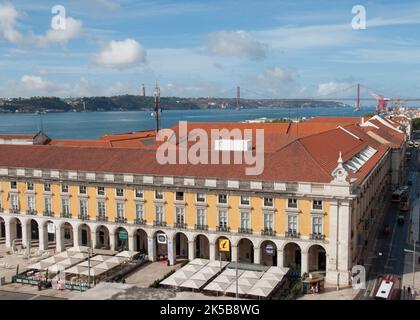 Praca de Commercio e il ponte 25 de Abril, Lisbona, Portogallo Foto Stock